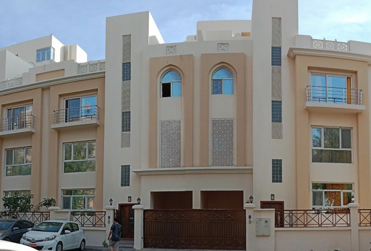 نمای واقعی ساختمان هاستل ساحلی و خانوادگی مای گاردنز در شاطی القُرُم مسقط