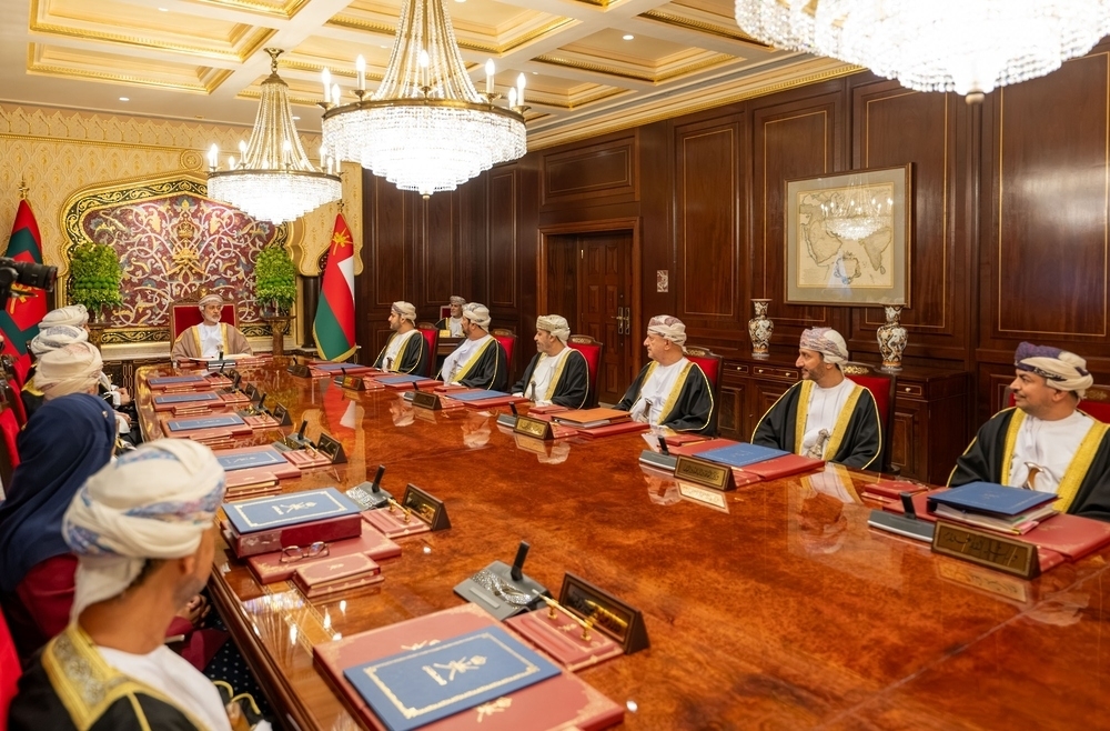 عکس واقعی عالیجناب سلطان هیثم و اعضای هیئت وزیران در نشست کاخ الحصن صلاله؛ منبع: عماندیلی و خبرگزاری رسمی عمان