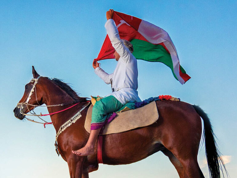نمایی از پرچم عمان با نشان رسمی کشور