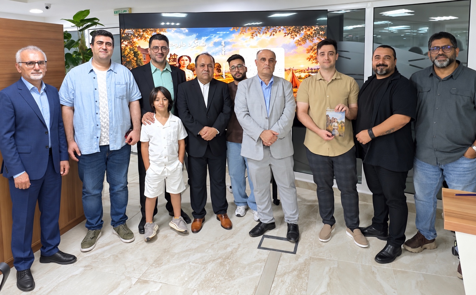 عکس گروهی شرکتکنندگان مراسم رونمایی رمان شاگرد داروخانه در مسقط