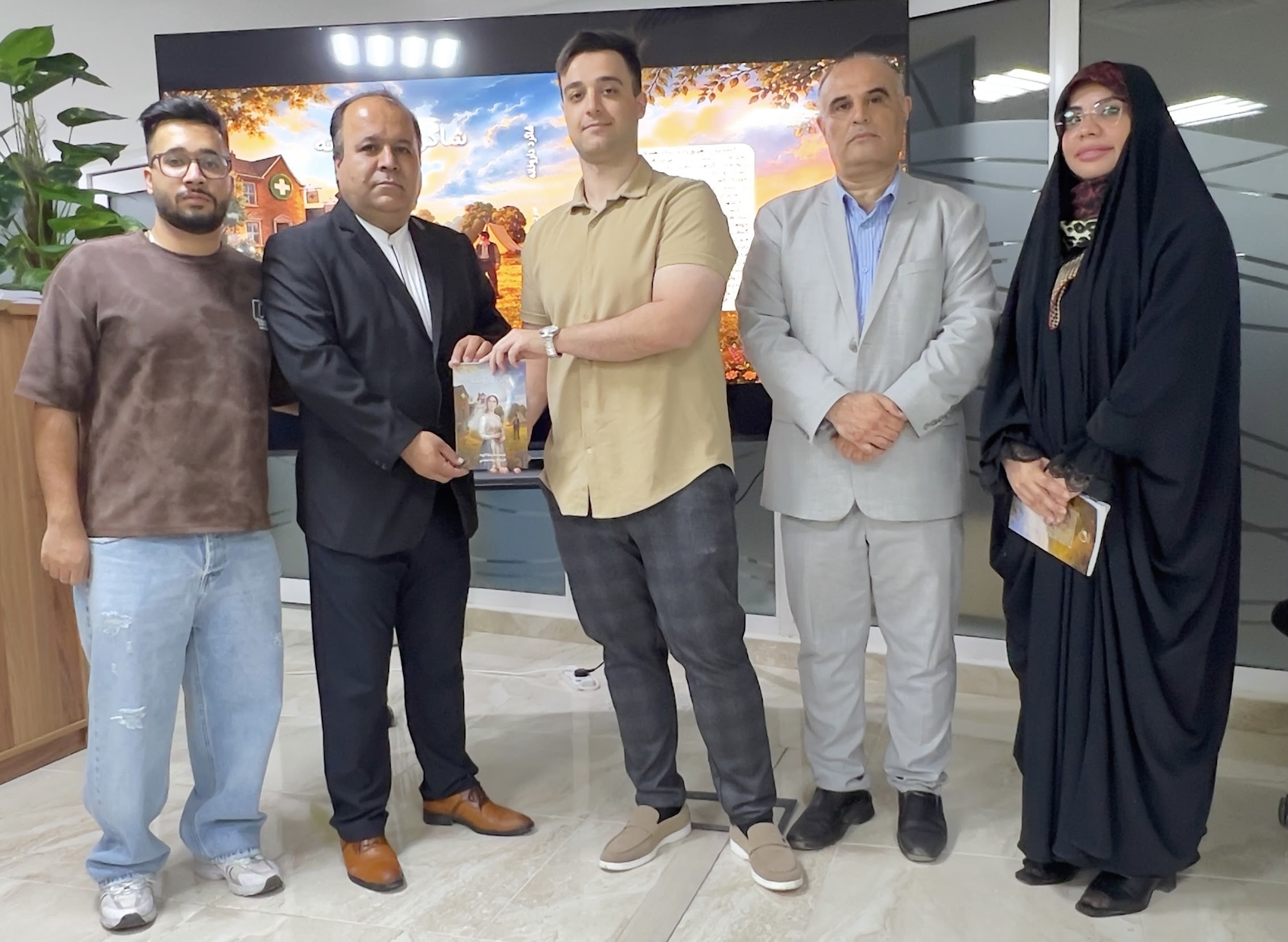 عکس مراسم رونمایی رمان شاگرد داروخانه و در دست گرفتن نسخه کتاب