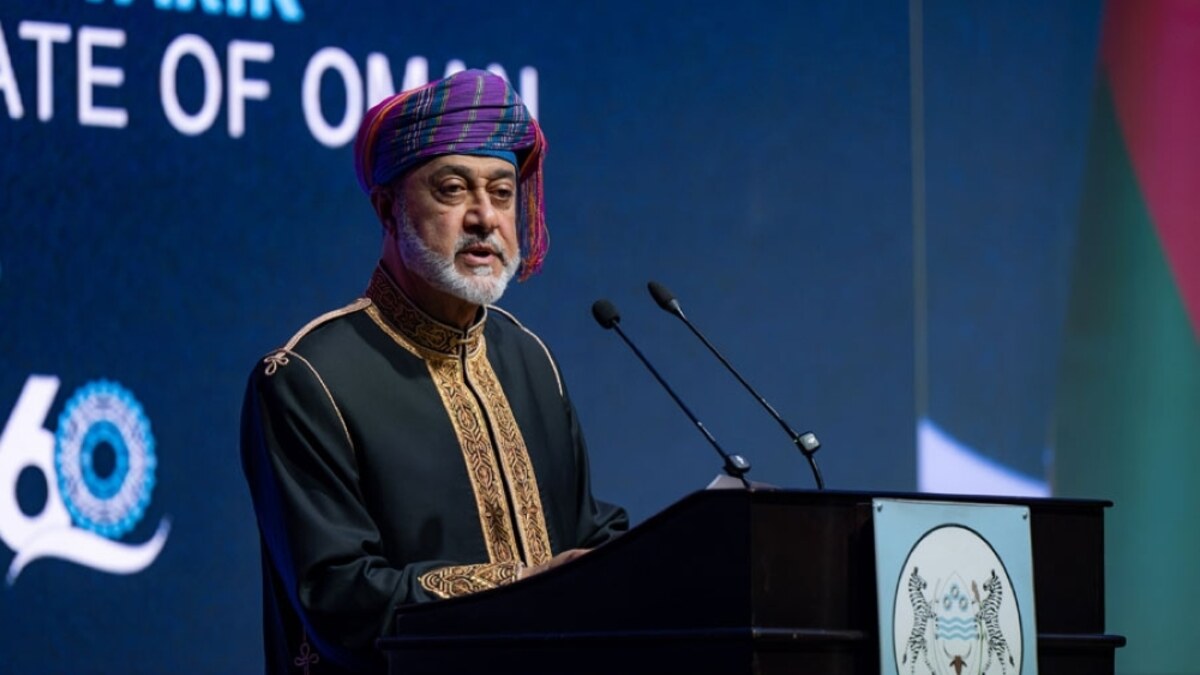 عکس واقعی عالیجناب سلطان هیثم بن طارق هنگام سخنرانی در کاخ ریاستجمهوری بوتسوانا؛ ۱۷ سپتامبر ۲۰۲۶، منبع: عماندیلی و خبرگزاری عمان